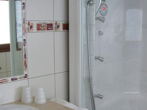 Logis Hotel Les Sapins 르메니 객실 사진