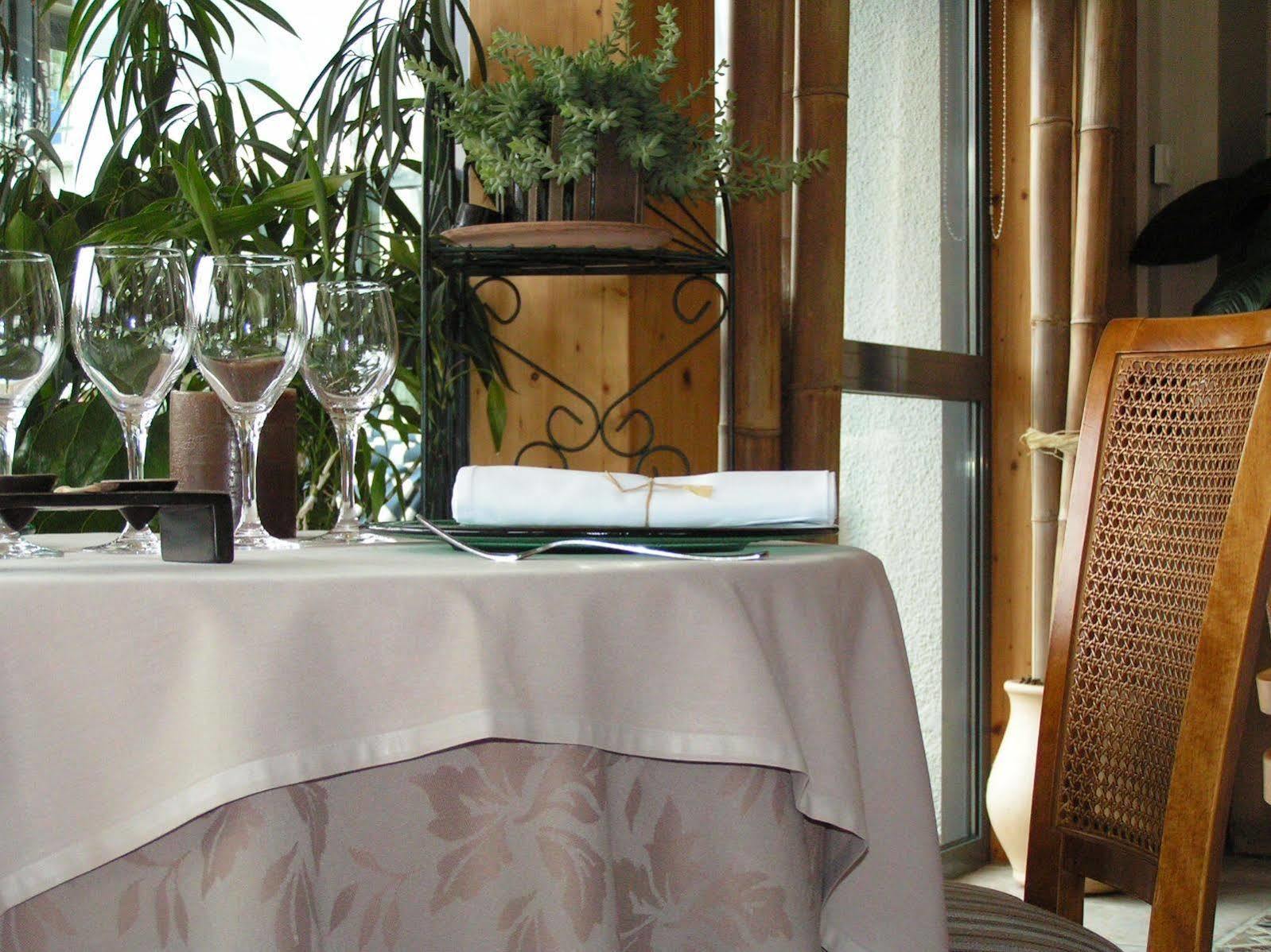 Logis Hotel Les Sapins 르메니 외부 사진